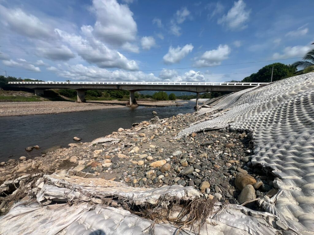 Piden reparación de protección del río en Petatlán ante riesgo de desbordamiento