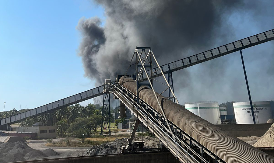 Reportan vecinos de Petacalco incendio en la termoeléctrica