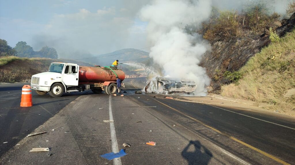 Siete muertos y una menor herida en trágico choque en la autopista Siglo XXI