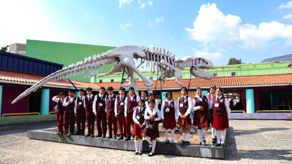 Alumnos de Xochihuehuetlán realizan viaje a la capital del estado para conocer la cultura e historia de Guerrero