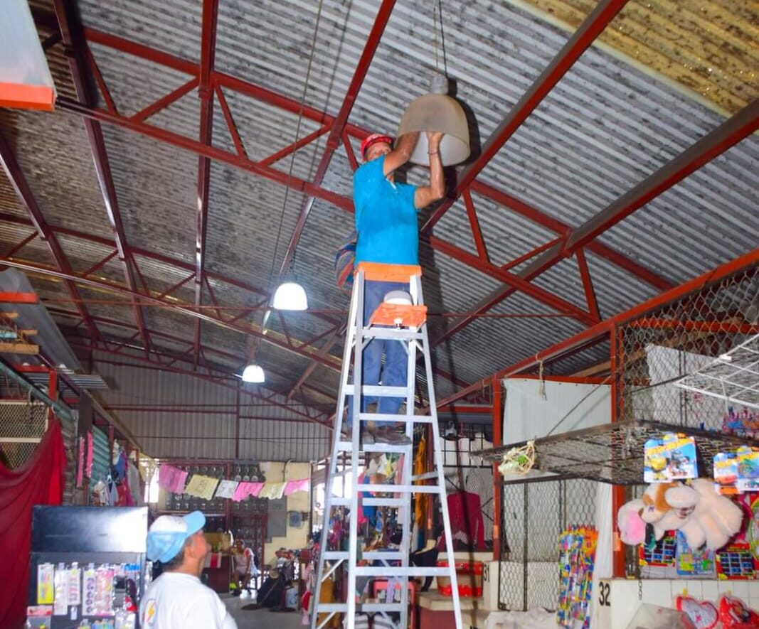 José Popoca dio inicio a instalación de luminarias en Petatlán