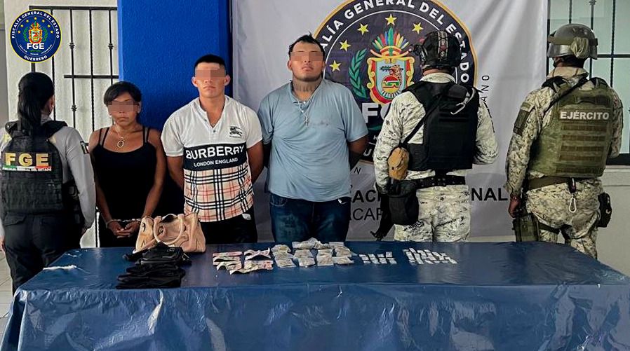 FGEGuerrero detiene en Acapulco a 2 hombres y una mujer en posesión de probable droga.