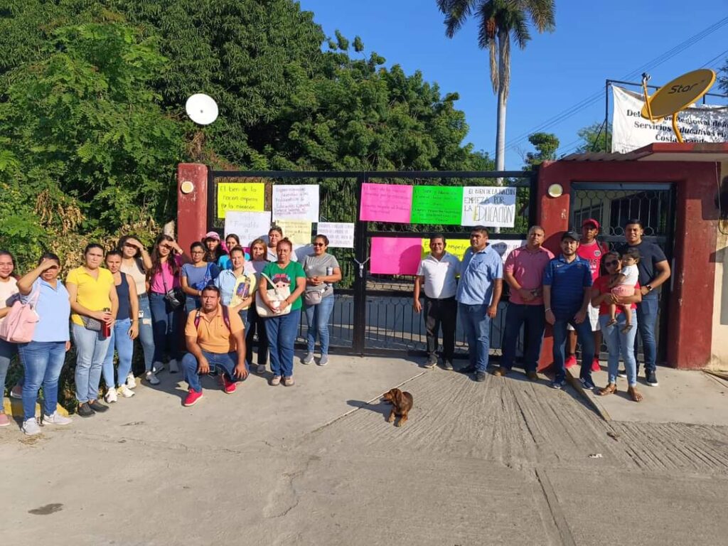 Maestros de Educación Especial mantienen toma en Costa Grande tras incumplimiento de acuerdos