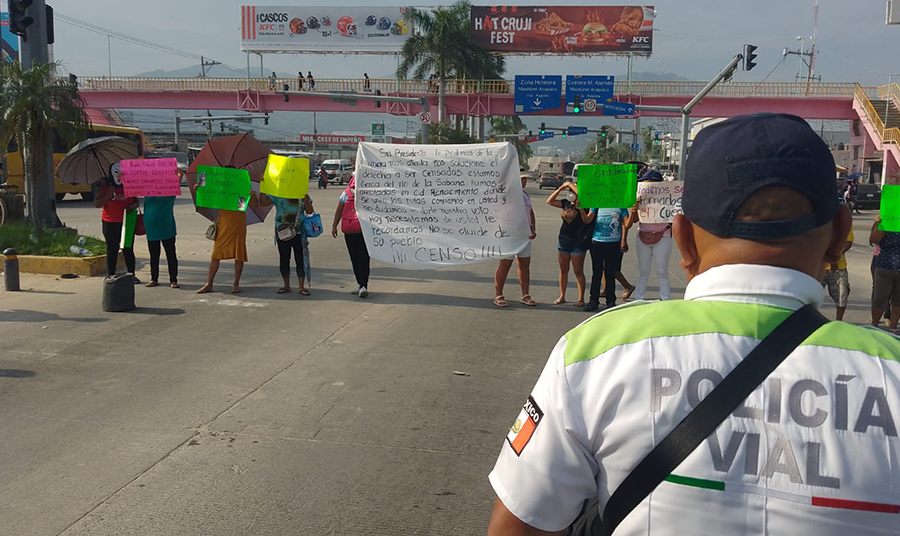 En Acapulco… Siguen generando caos vial bloqueos de personas que piden apoyo federal