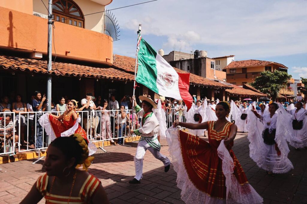 Sin precedentes desfile de la Revolución Mexicana organizado por el Gobierno de Zihuatanejo