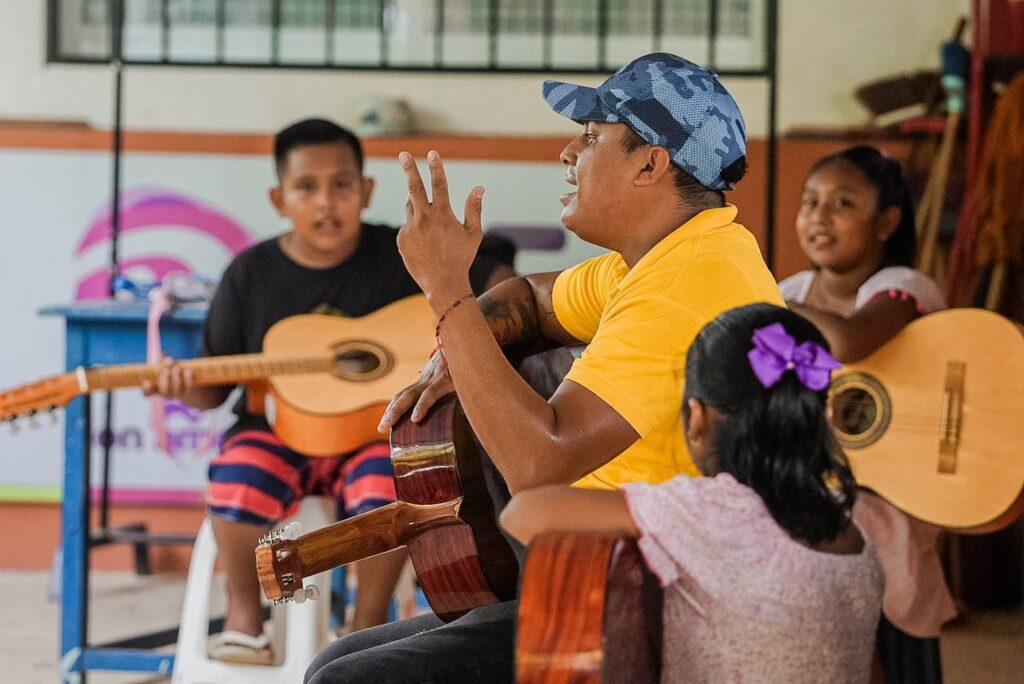 El gobierno municipal lleva clases de música a los niños y niñas de diferentes colonias y comunidades