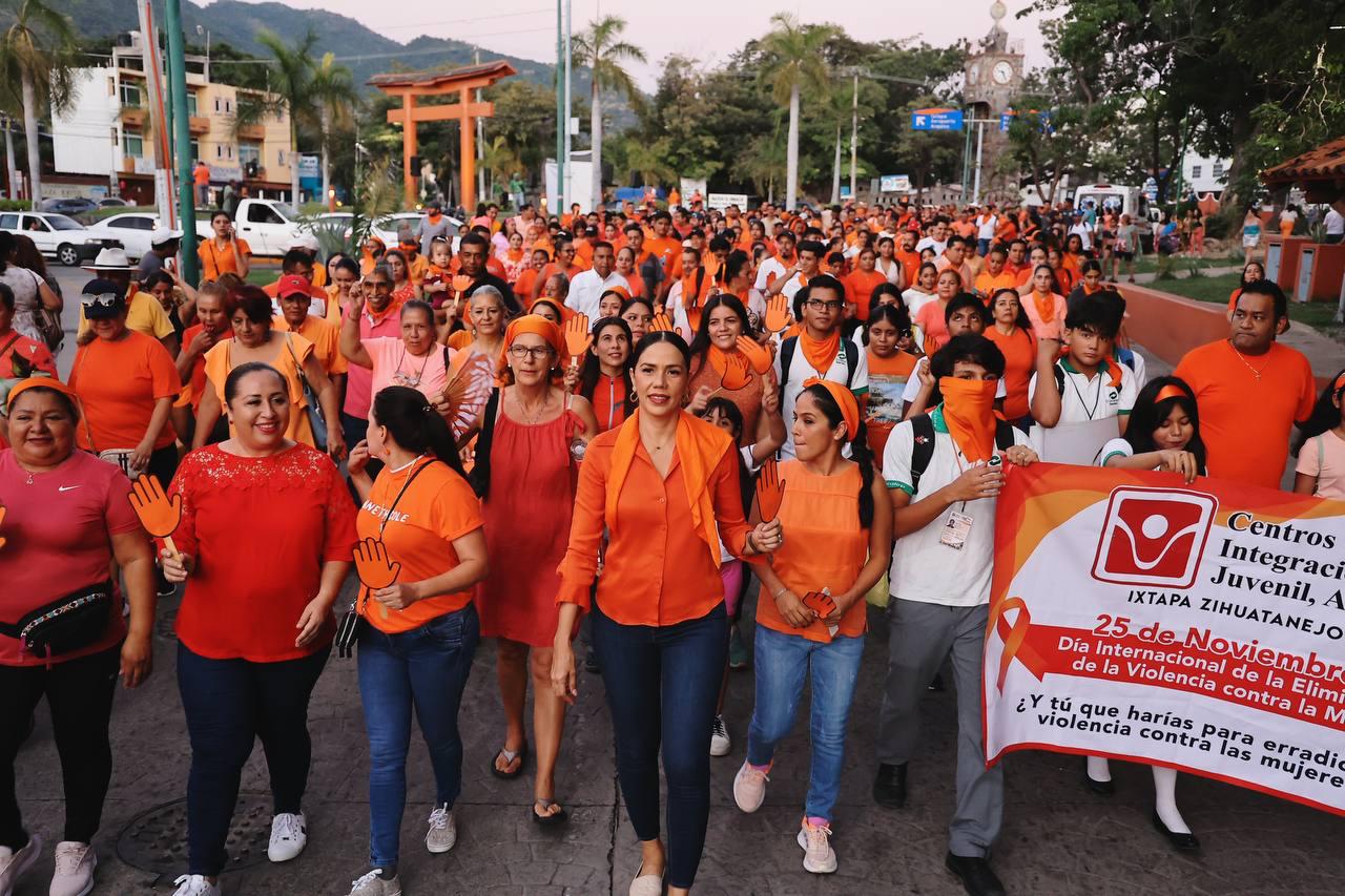 Lizette Tapia Castro encabeza la marcha conmemorativa por el Día Mundial contra la Violencia de Género