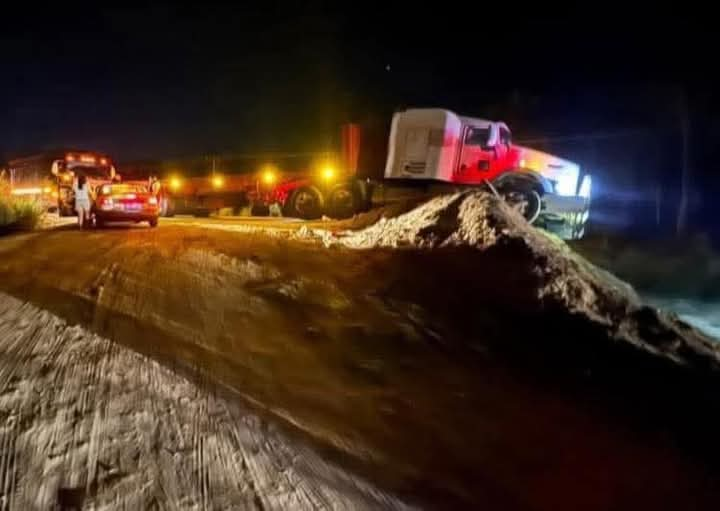 A punto de volcarse un camión en paso provisional de Coyuca