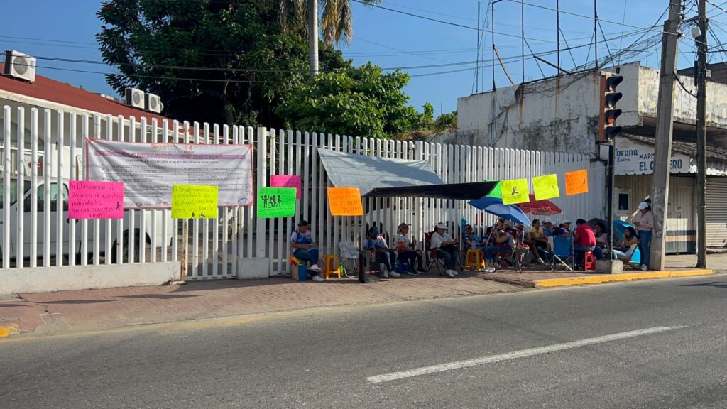 Maestros de educación especial mantienen bloqueos en delegaciones estatales