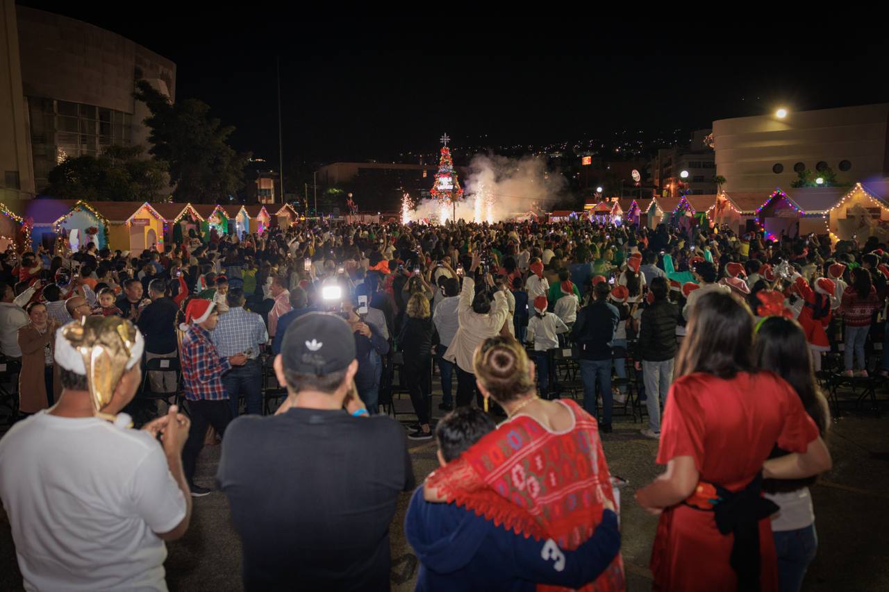 Evelyn y Liz Salgado realizan encendido del Árbol de Navidad y celebran con Gran Bazar en el CRIG de Chilpancingo