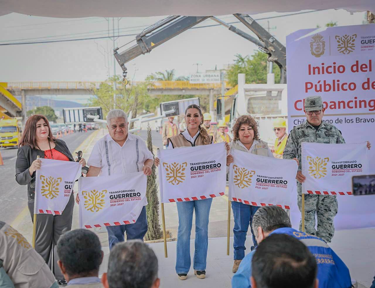 Evelyn Salgado pone en marcha la iluminación con alumbrado solar en Boulevard Chilpancingo-Petaquillas