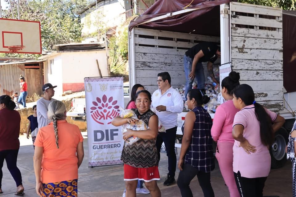 DIF Guerrero entrega apoyos alimentarios a familias de la Sierra de Chilpancingo