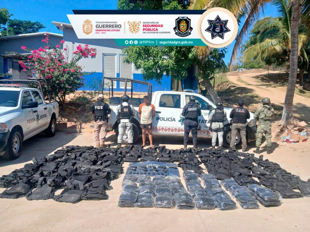 SSP Guerrero, Ejército, GN y FGE aseguran equipo táctico y armamento en Costa Chica; detienen a dos personas