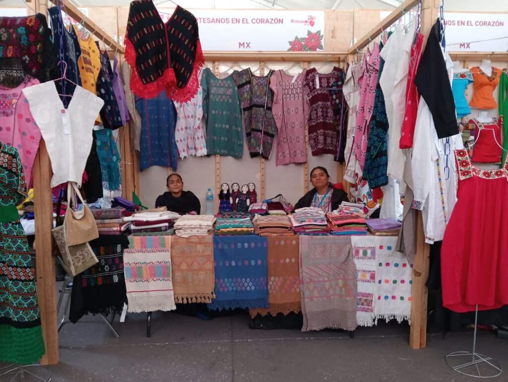 Guerrero participa en la Exposición y Venta “Artesanos en el Corazón”, en el zócalo de la Ciudad de México