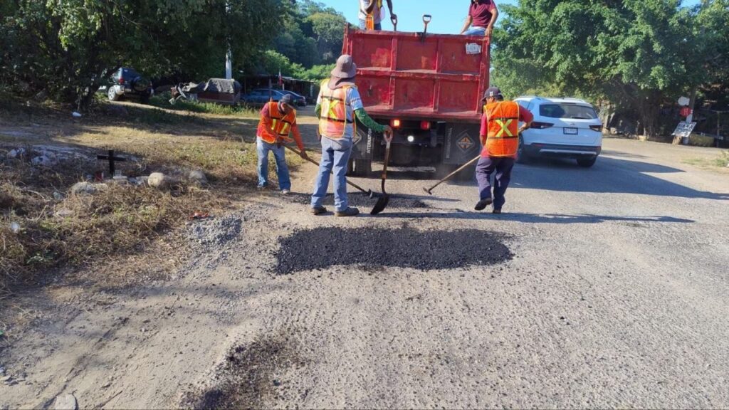 Mejoramiento Urbano Municipal realiza actividades de bacheo en diferentes vialidades de Zihuatanejo y sus comunidades