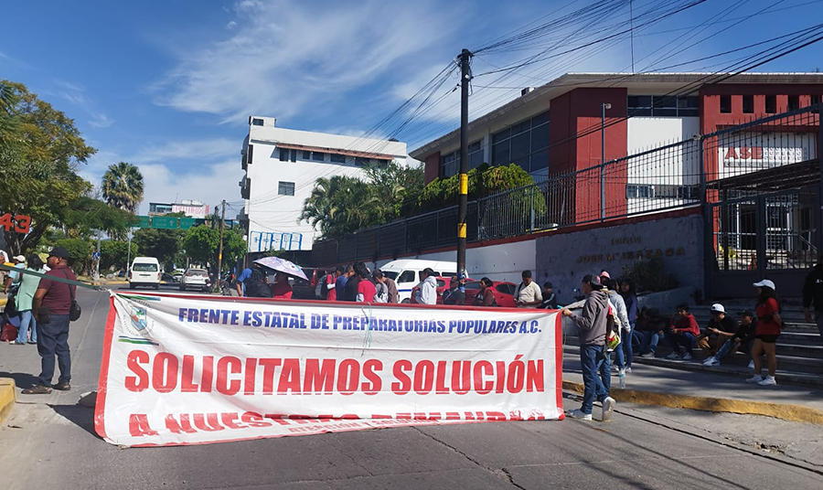 En Chilpancingo… Con marcha y bloqueos exigen docentes pagos pendientes