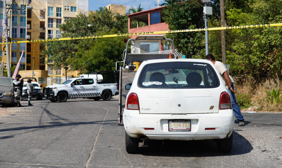 Encuentran un taxi con manchas de sangre en su interior, en Acapulco