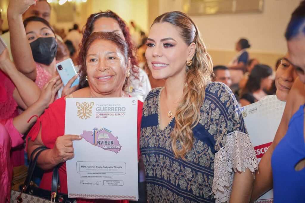 Otorga Evelyn Salgado certeza jurídica a 500 familias de Acapulco con la entrega de títulos de propiedad