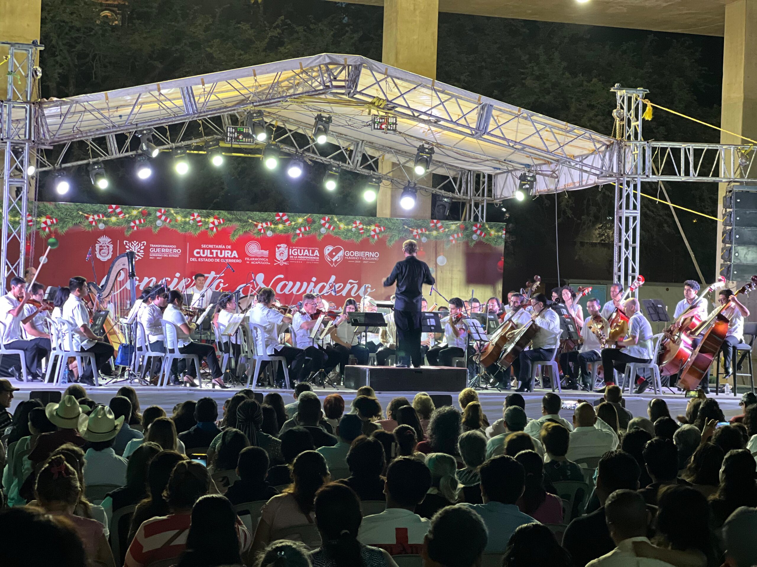 Disfrutan los Igualtecos Concierto Navideño de la Orquesta Filarmónica de Acapulco