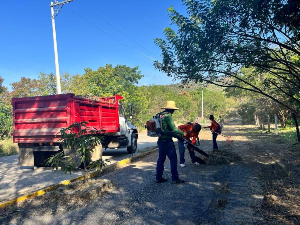 La dependencia municipal de Servicios Públicos realiza limpieza integral en la carretera escénica Riscalillo-La Ropa