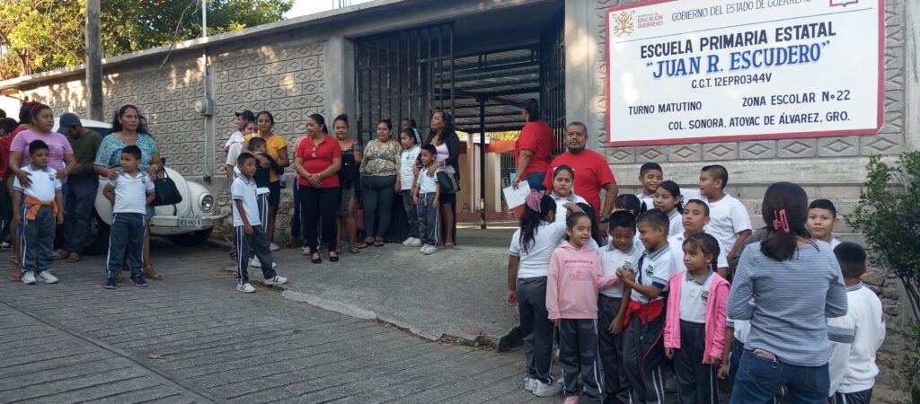 Alumnos y Profesores de la Escuela “Juan R. Escudero” Pararon Clases por Corte de Luz a Causa de Multa de CFE