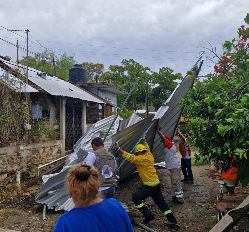 Causan daños menores lluvias y fuertes vientos en Guerrero