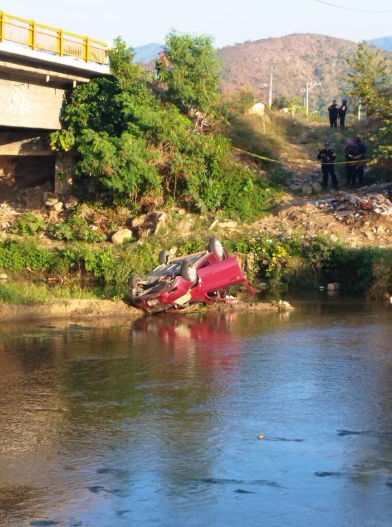 En Coyuca de Benítez… Mujer muerta y dos lesionadas en un accidente carretero