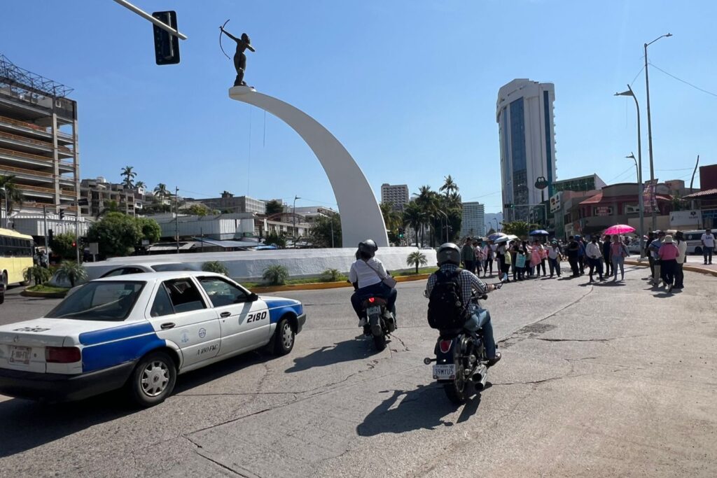 Vuelven a marchar docentes del SNTE en la avenida Costera de Acapulco