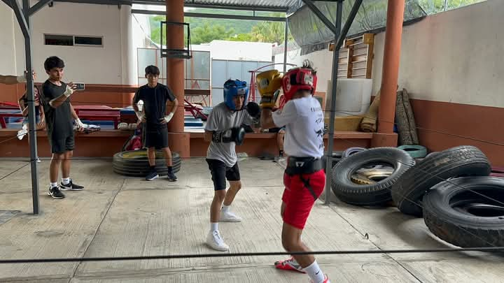 Los pugilistas de la escuela de boxeo intensifican sus entrenamientos