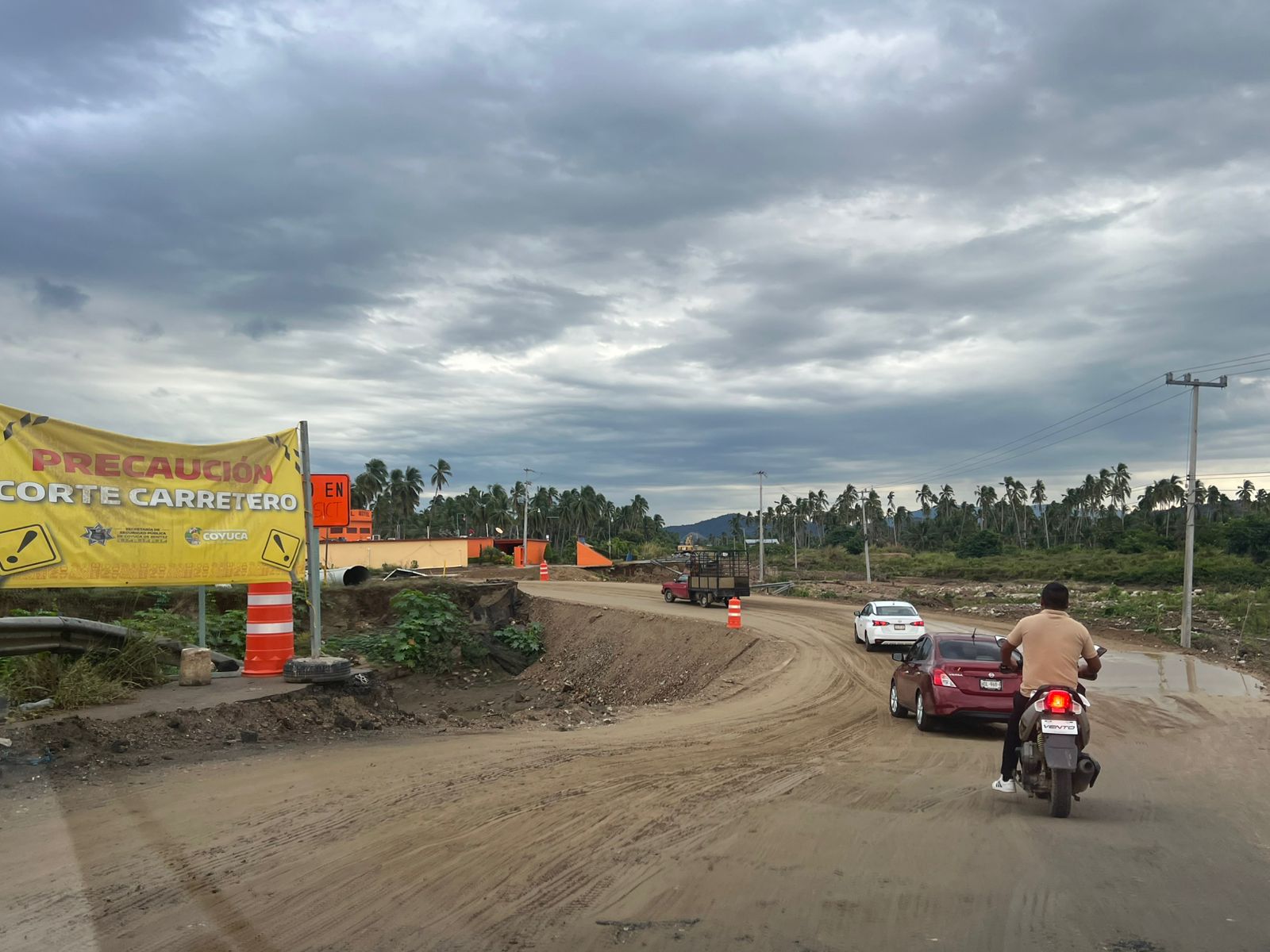 Exigen colocación de asfalto en paso provisional de Coyuca de Benítez