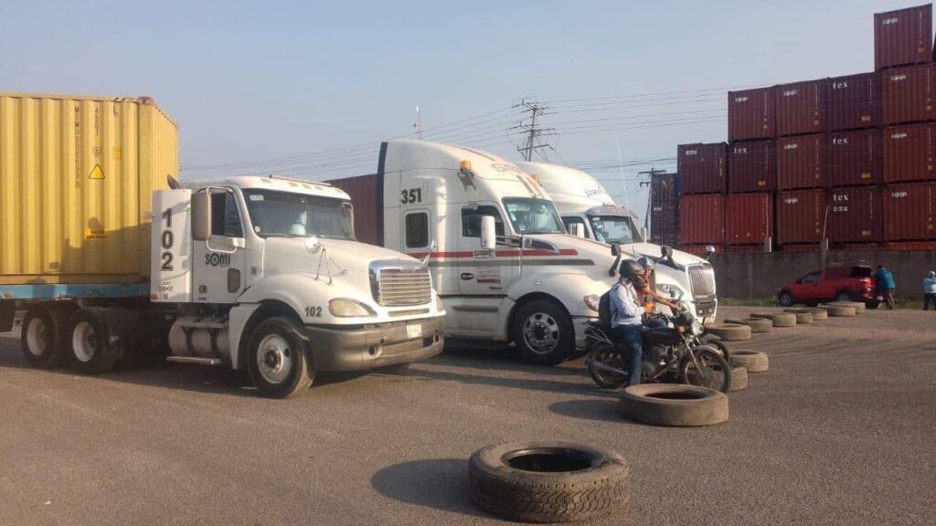 Padres de familia bloquean la carretera Zihuatanejo-Lázaro Cárdenas en demanda de mejoras para la secundaria Valerio Trujano