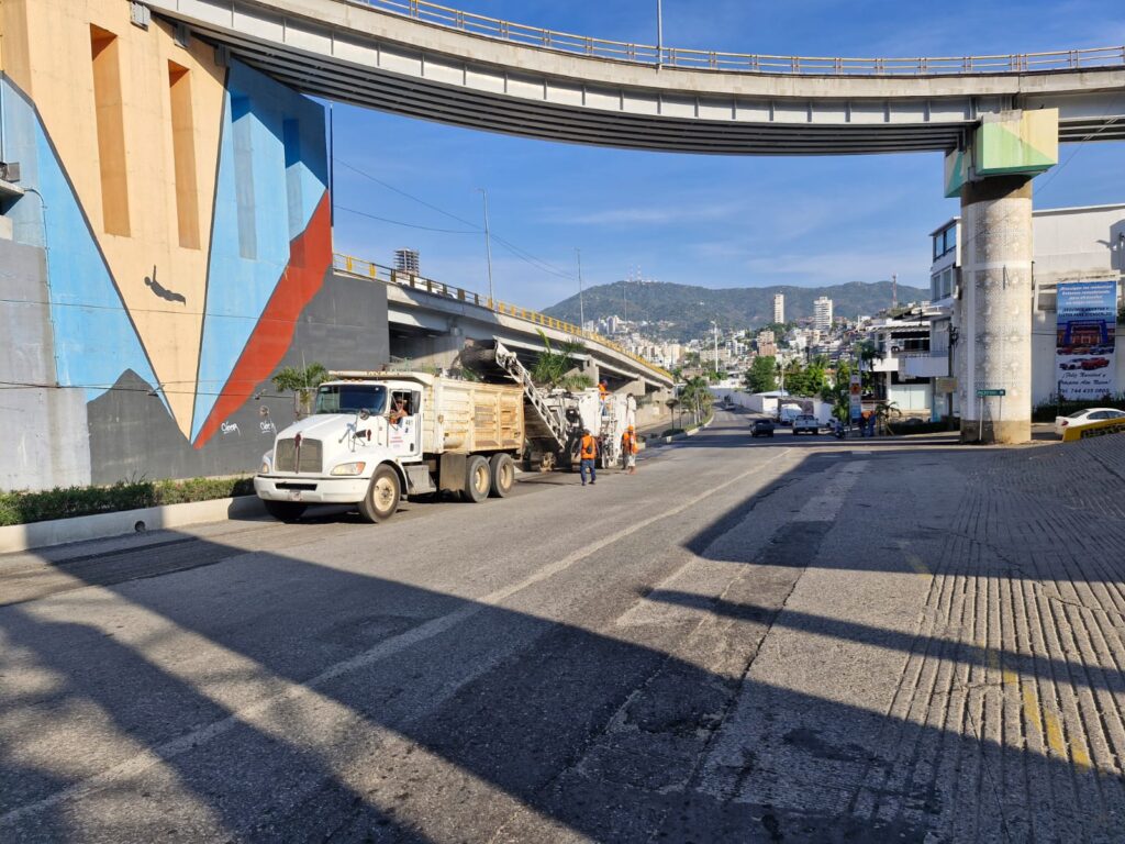 En Acapulco continúa rehabilitación de la avenida Escénica