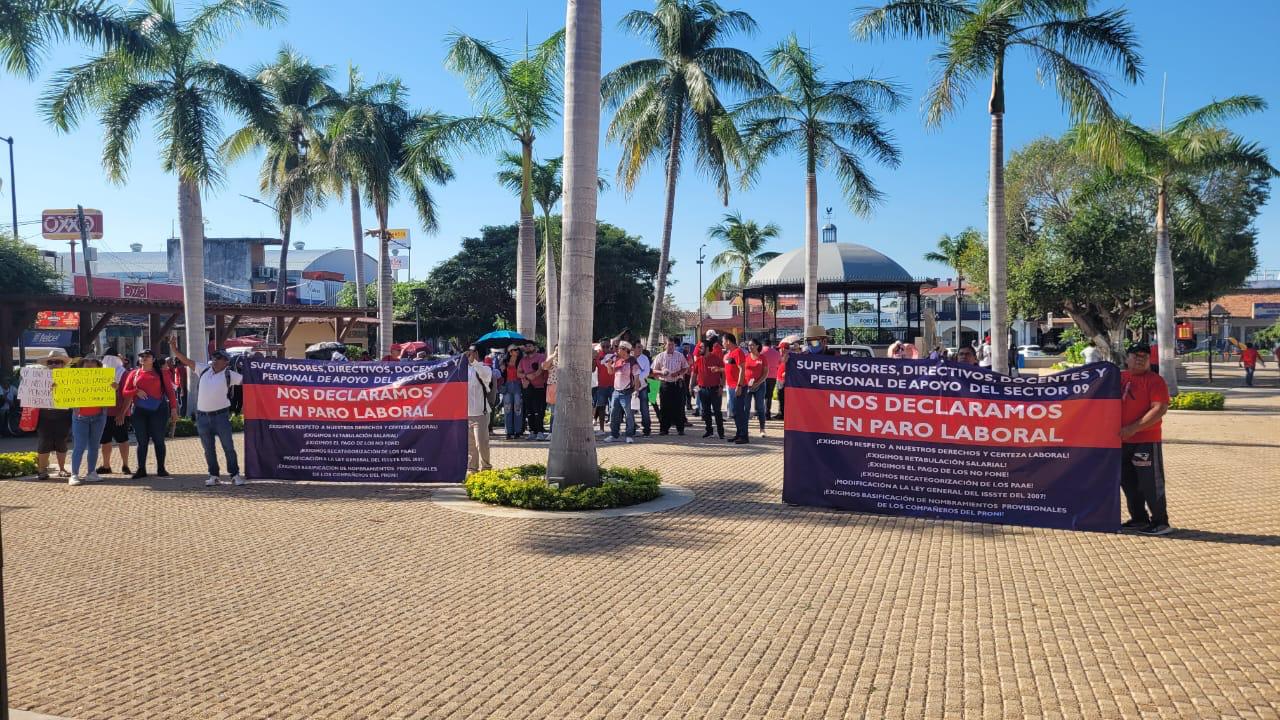 Maestros de la Costa Grande protestan exigiendo mejoras laborales y respeto a sus derechos