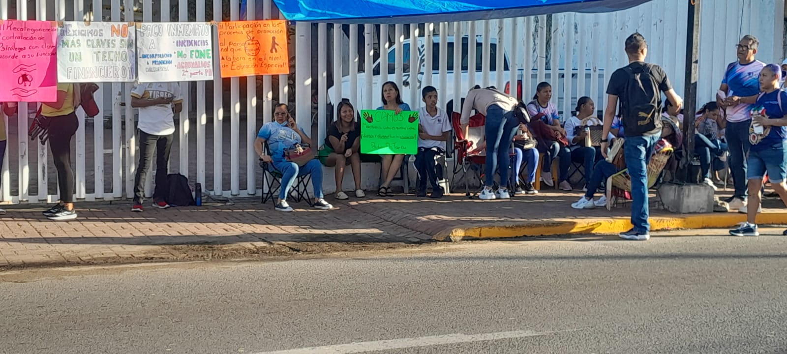 Maestros de educación especial en Zihuatanejo mantienen paro, a la espera de soluciones concretas