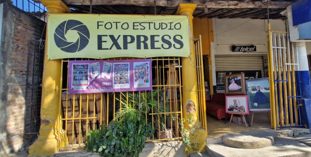 Estudios fotográficos sobreviven en Tecpan pese a la era digital