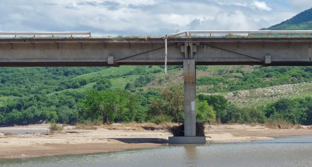 El puente de Tecpan sigue sin ser reparado y representa un grave peligro para los automovilistas