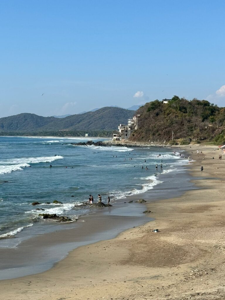 Bahías de Papanoa revive tras el impacto del huracán John, pero la carretera federal Acapulco – Zihuatanejo sigue siendo un obstáculo