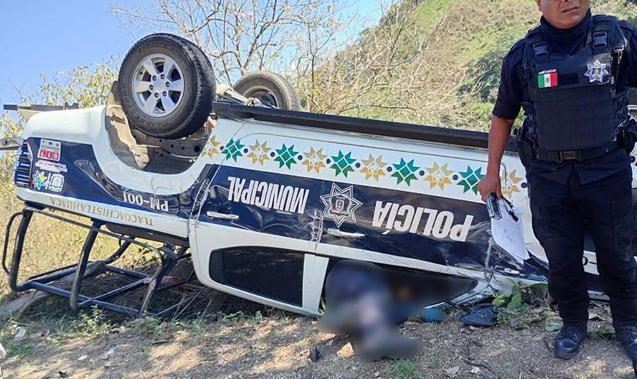 Tres policías de Tlacoachistlahuaca heridos en volcadura de su patrulla