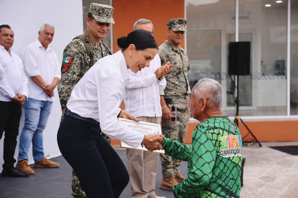 Presidenta Lizette Tapia Castro reconoce a trabajadores municipales con más años de servicio.