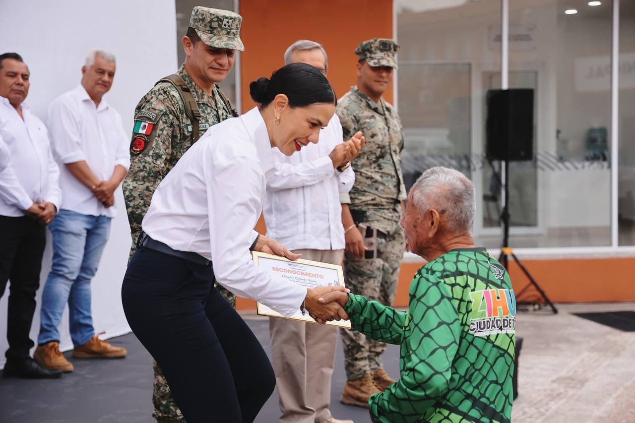 Presidenta Lizette Tapia Castro reconoce a trabajadores municipales con más años de servicio.