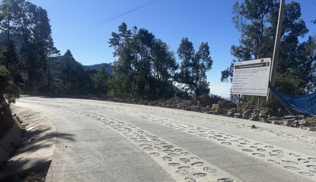 Gobierno del estado continúa con obras carreteras en la zona serrana de Atoyac de Álvarez