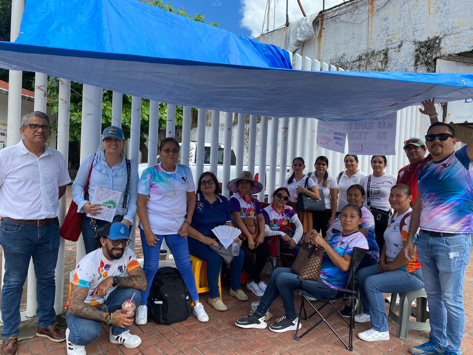 Maestros de Educación Especial en Zihuatanejo toman las oficinas de Finazas para exigir mejoras laborales y salariales