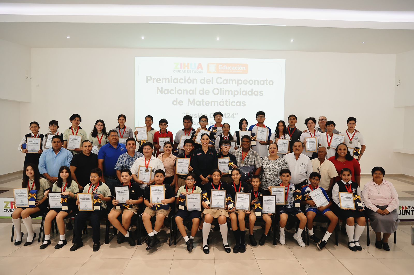 Gobierno de Zihuatanejo entrega reconocimientos a 35 alumnos ganadores de Olimpiada de Matemáticas