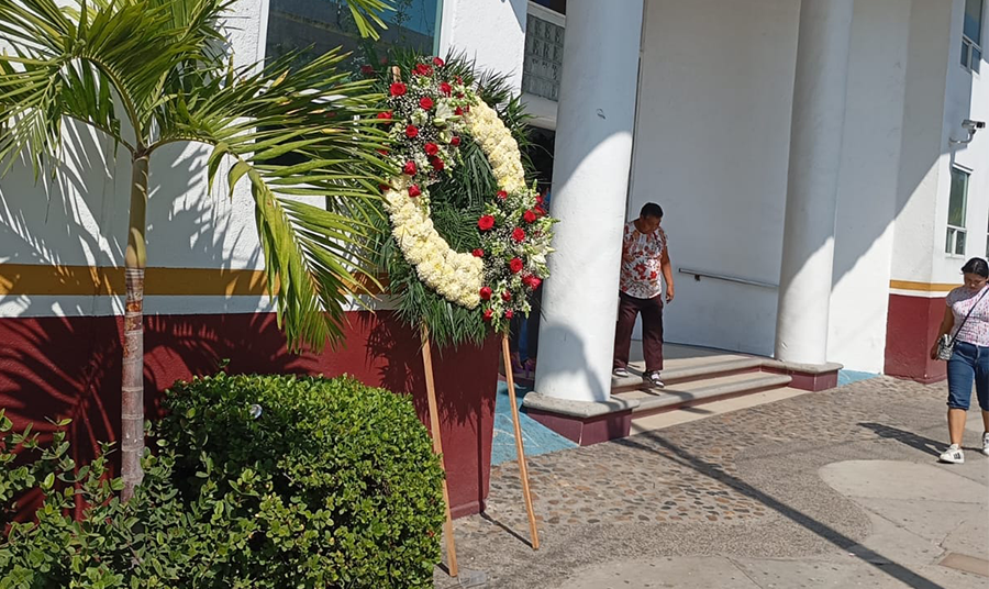 En Acapulco… Dejan una corona fúnebre a funcionario municipal: “anda con una mujer casada”