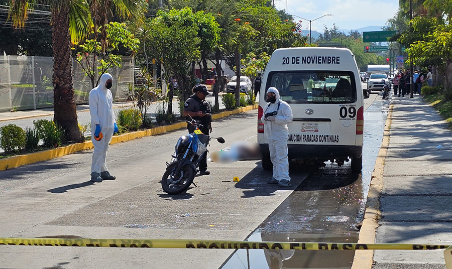 En Chilpancingo… Muere un motociclista que tras derrapar, lo atropelló una urvan