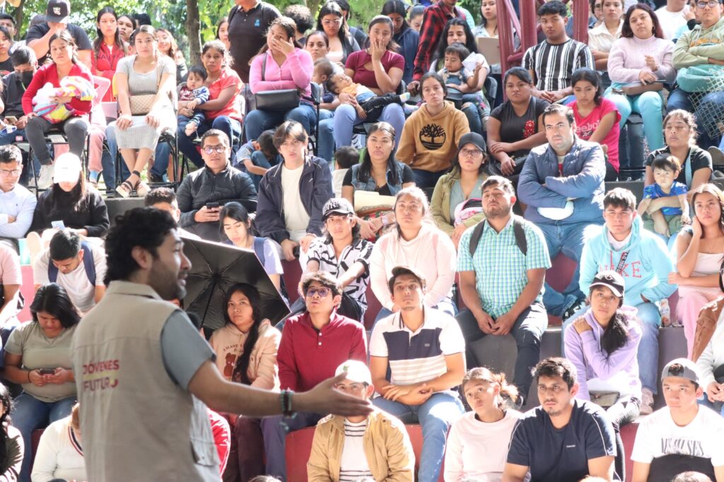 Entrega el gobierno federal a jóvenes guerrerenses tarjetas del programa “Jóvenes Construyendo el Futuro”