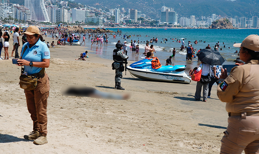 Hayan sin vida a un adulto mayor flotando en el mar, en Acapulco