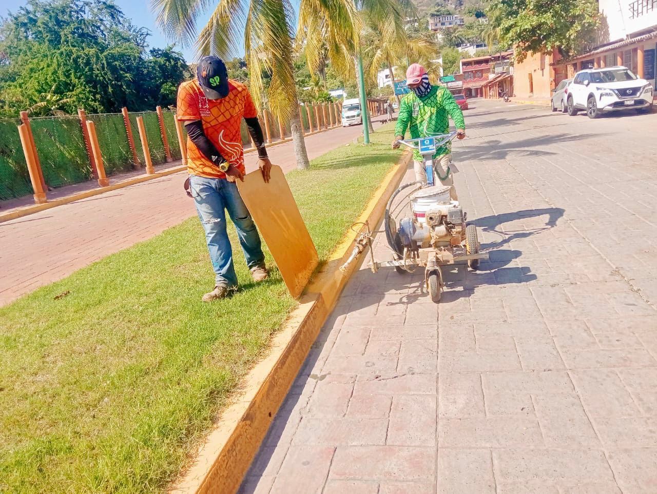 Realizan trabajos de limpieza y mantenimiento en espacios públicos de Zihuatanejo