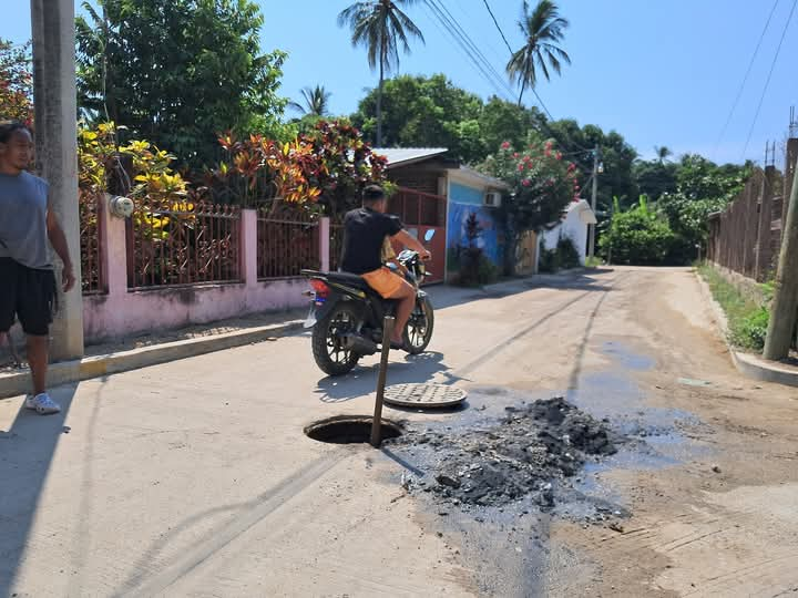 Vecinos de Nuxco claman por solución a la contaminación por drenaje cerca de jardín de niños