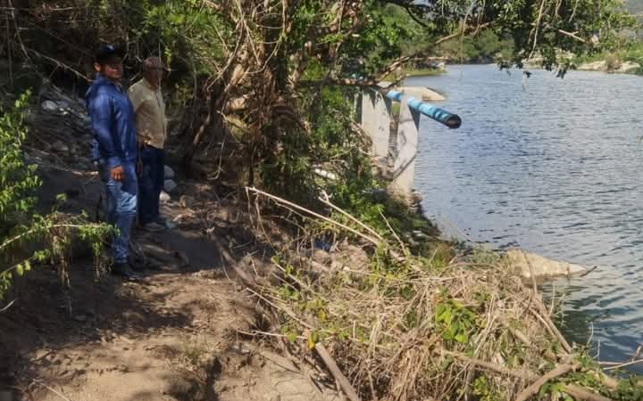 Vecinos de la colonia Ramos en Tecpan denuncian fuga de drenaje en el río